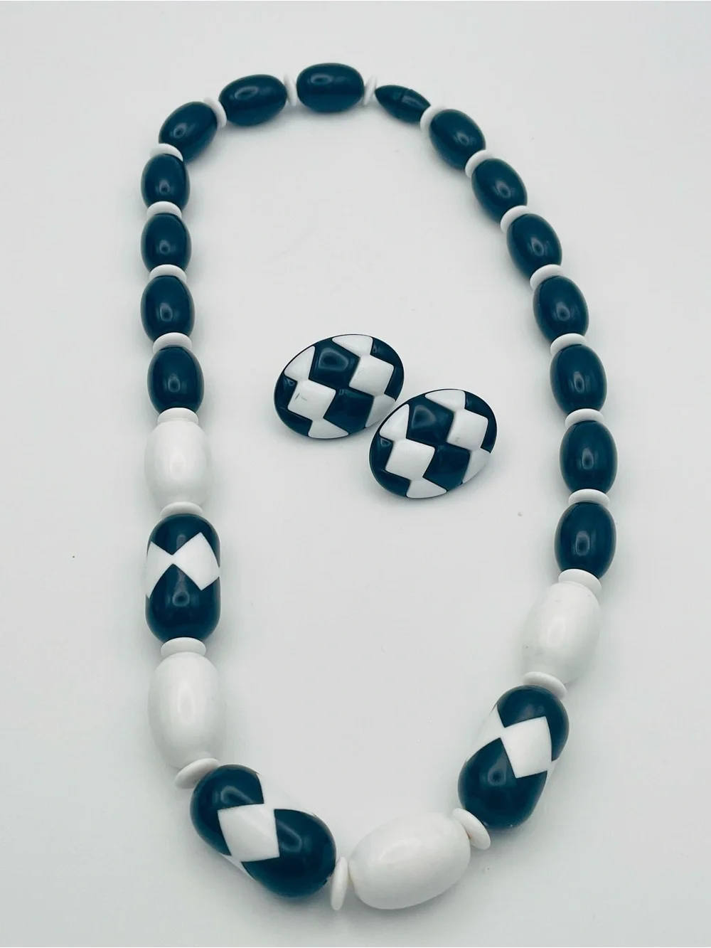Avon Vintage “Sunsation” Black &  White Bead Necklace w/Matching Earrings. 20 in
